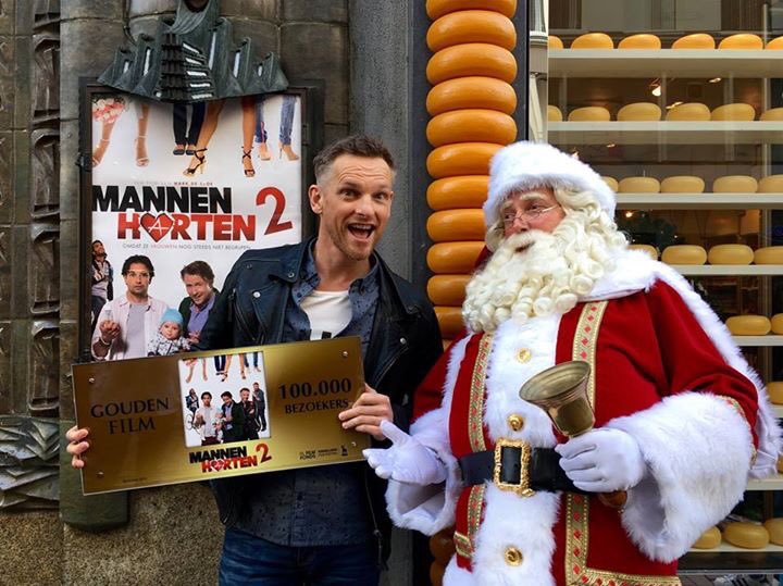 Mannenharten's tweet photo. YES! Fans bedankt; binnen een week al #goud! @barryatsma nam de award namens de cast in ontvangst: https://t.co/DRbkbMpV1A
