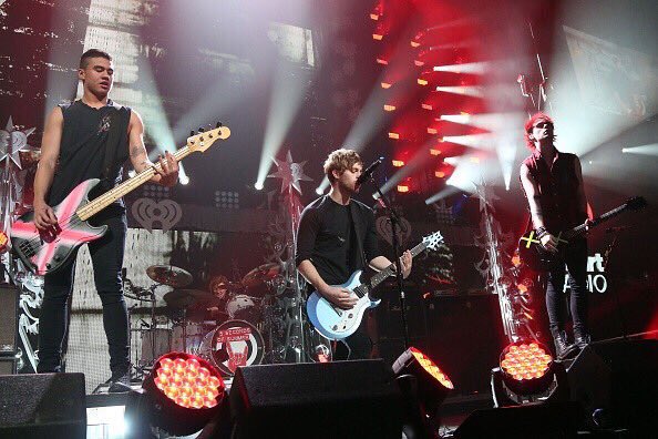 BE5SOSUpdates's tweet photo. @5SOS performing at Jingle Bell Ball! https://t.co/hLuVHg6DnG