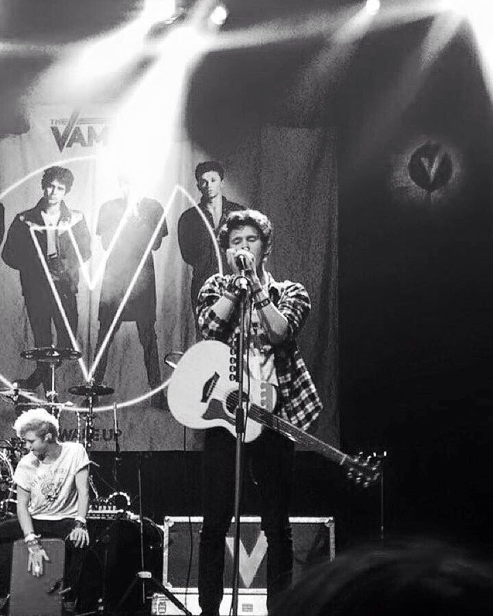 BE5SOSUpdates's tweet photo. @5SOS performing at Jingle Bell Ball! https://t.co/hLuVHg6DnG