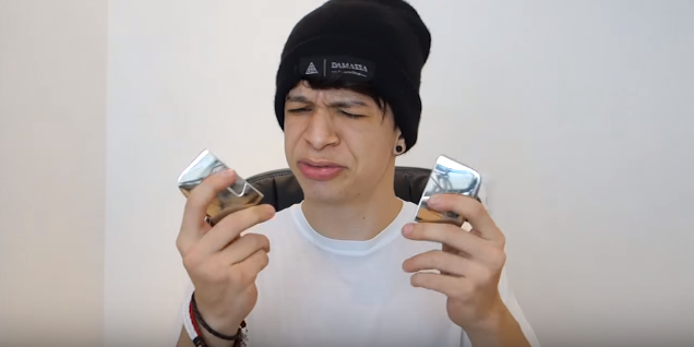 G1DosYoutubers's tweet photo. Youtuber fica bem triste ao receber noticia que não receberá mais placa de 1 milhão do Youtube. https://t.co/8c4xBR1d6B