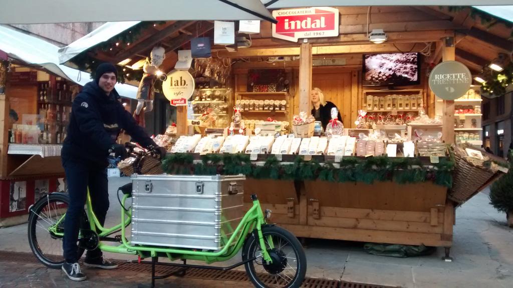 ASobotkiewicz's tweet photo. Making the world a sweeter place:) #schocolate #delivery with @Lock_and_Charge and #cargobike  #Christmasmarket https://t.co/2WD9jEH0VR