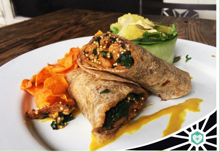 CatedeCorazon's tweet photo. Burrito Diablo. 😍

Quinoa, seitan, frijoles, espinacas, aderezo de mostaza, acompañado de chips y de una ensaladita. https://t.co/iIFb0p1kQZ