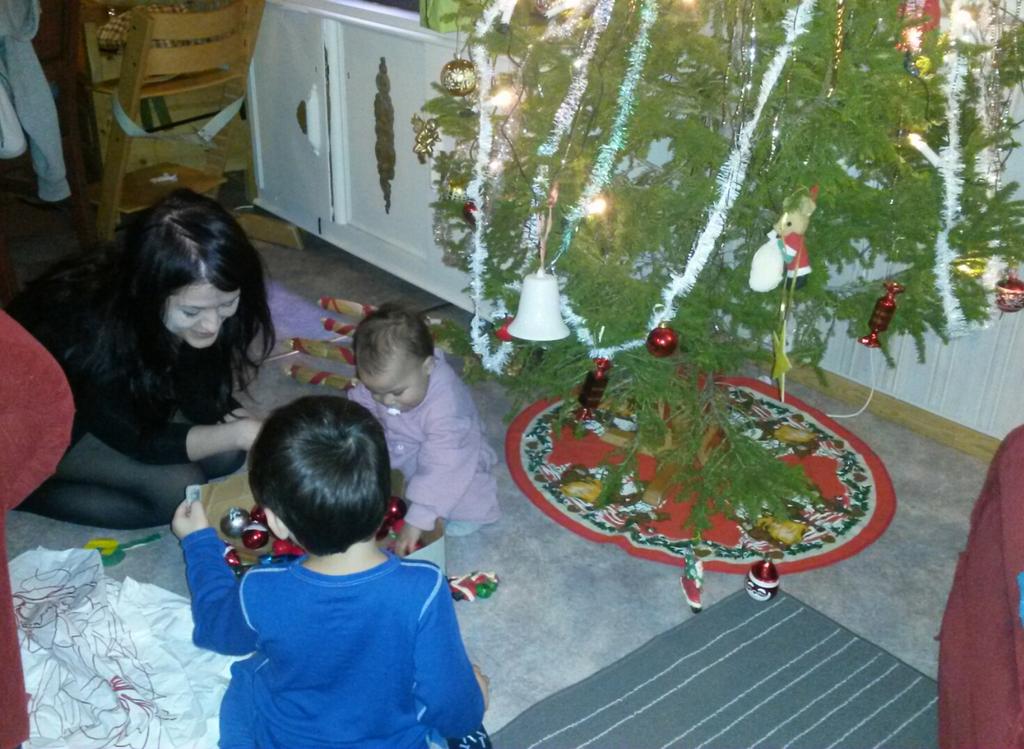 darojovi's tweet photo. I år får #juletreet all pynten plassert fra midten og ned. Men fint blir det. #Lillejulaften #barnebarn https://t.co/KbpKpqiuWR