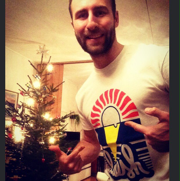MikiWallsten's tweet photo. Have a #laesh Christmas everyone! "Laesh" is Swedish dialect and means "chill". Shirt from #gearheadsden in #jeppis https://t.co/xIyt5S0VwX