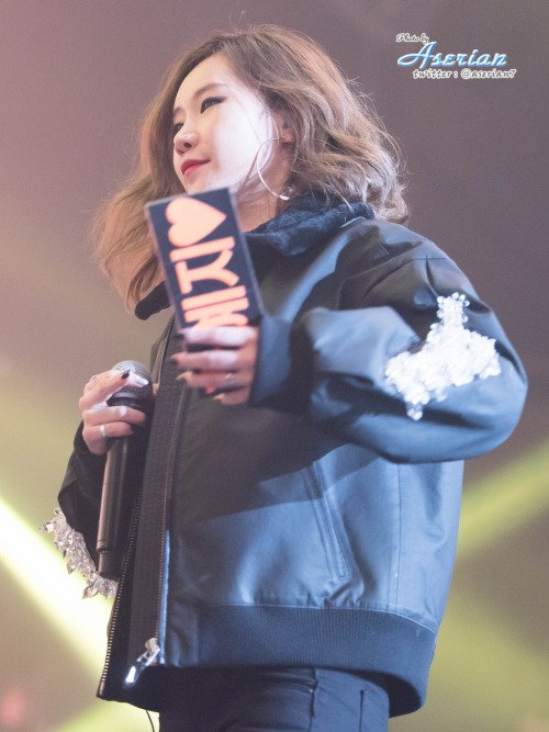 LET5TAR's tweet photo. 151128 #yezi #fantaken #concert https://t.co/SWBGpSngtg