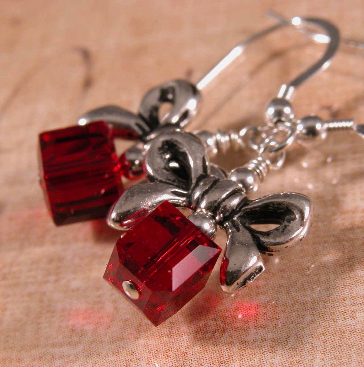 cserpentDesigns's tweet photo. Red Christmas Package Earrings - Swarovski crystals and sterling… https://t.co/g31rzdAXvT #jewelryonetsy #SquareCube https://t.co/lxnnmTsRIv