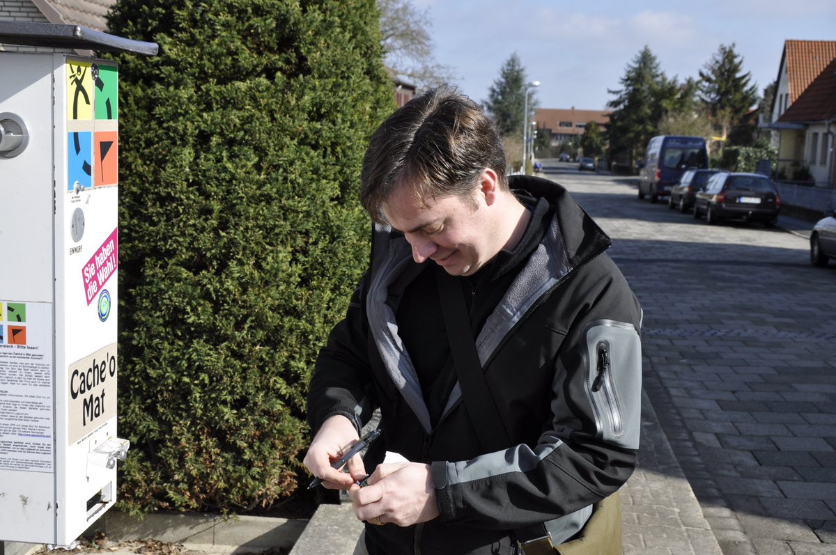 2011: Jeremy Irish beim Loggen des Cache O Maten coord.info/GC1A11C  #geocaching