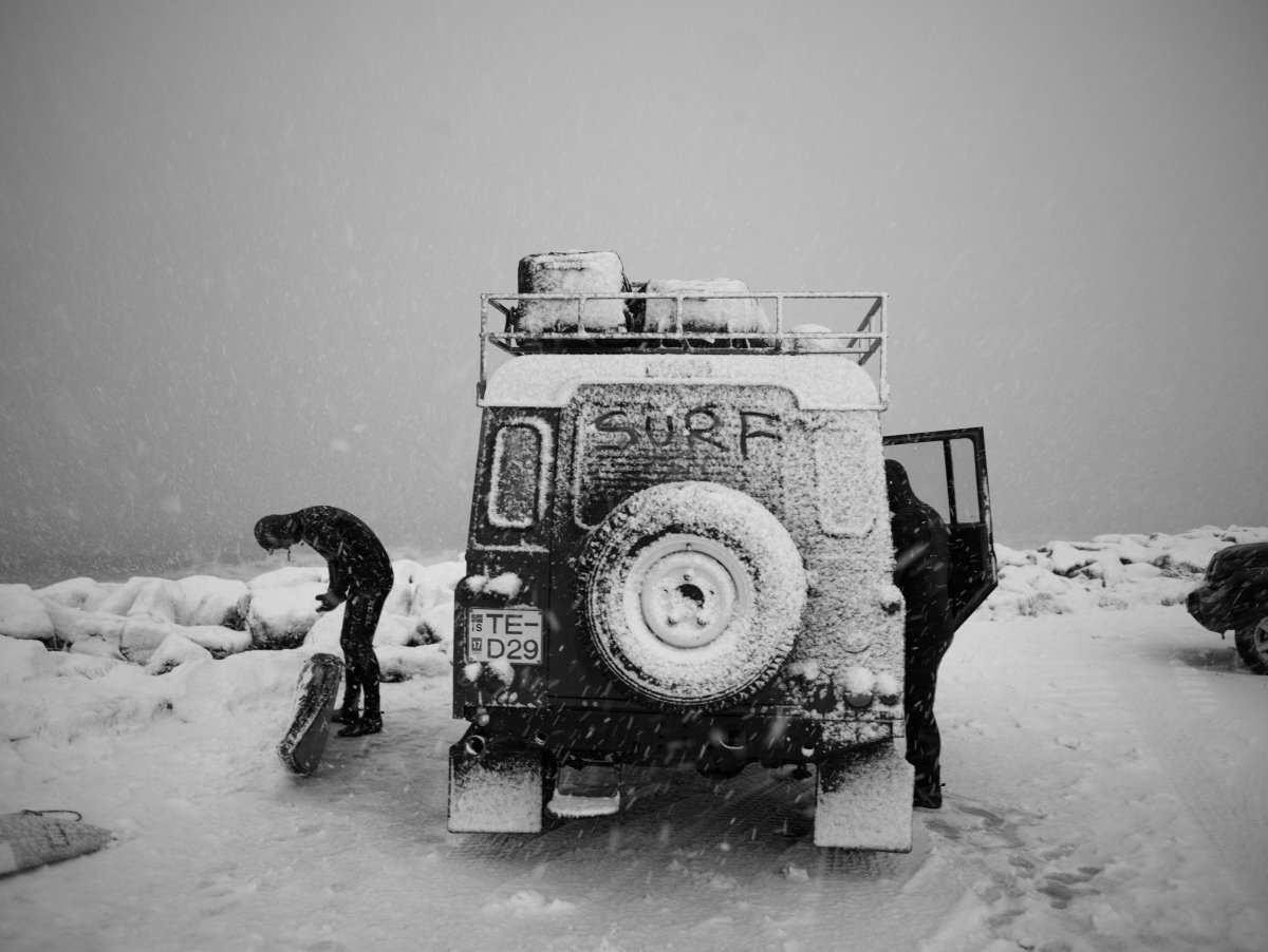 Bellroy's tweet photo. How to protect your #camera in gnarly weather via @adventurejournal >> https://t.co/S9iDTRd2eY #bellroy #carrytips https://t.co/Hh7g2leIIn