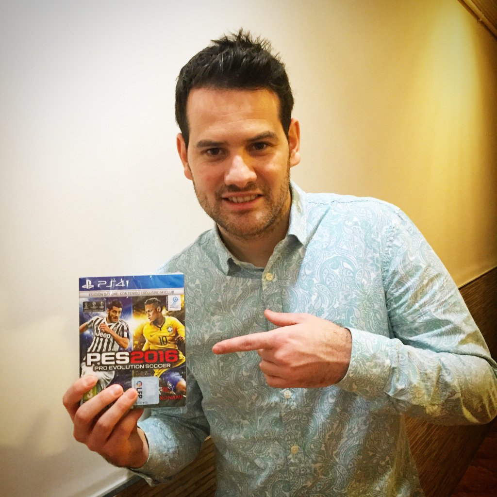 quimdomenech's tweet photo. Para que esta Navidad los culés sigan ganando y los madridistas puedan ganar algo, regalo un #PES2016 entre los RT.😂 https://t.co/U3bEqdkLjU