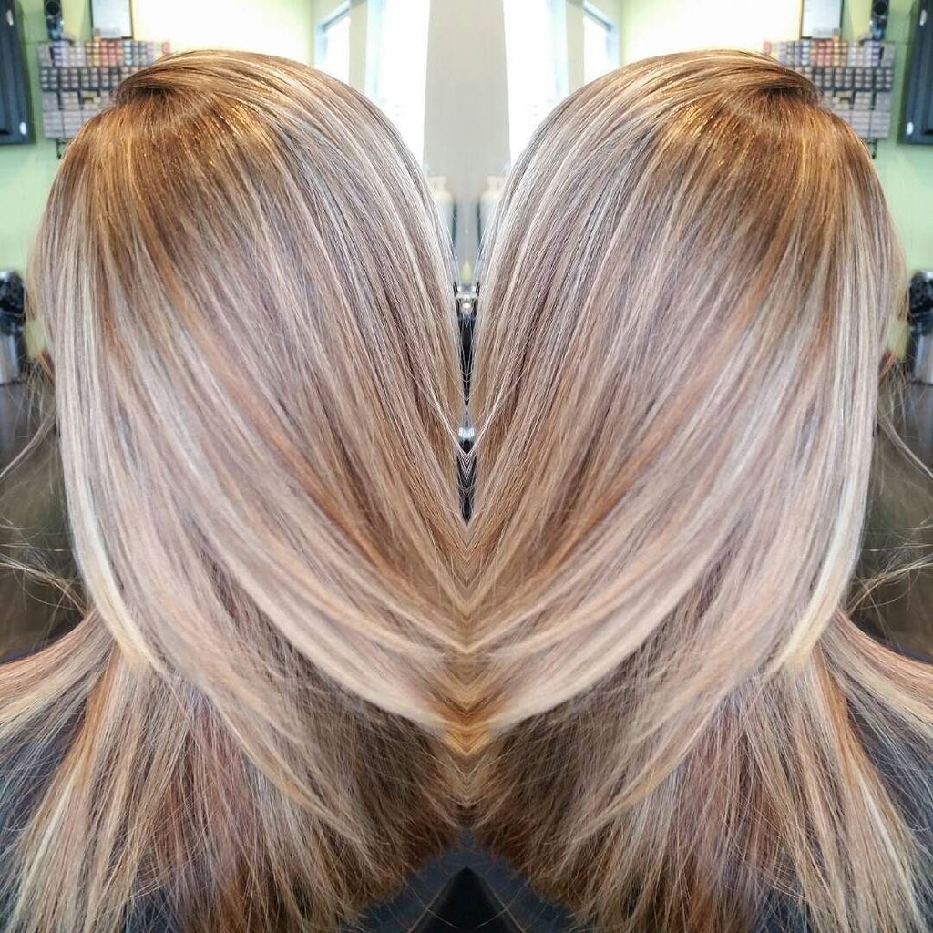 Blended balayage using freelights from Wella 
#yyjhair #yyjstylist #victoriasalon #victoriastylist #victoriahair #n…