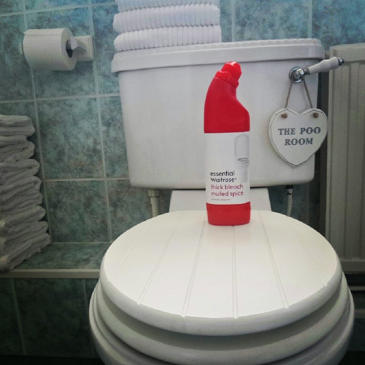 justinecedwards's tweet image. #Festive Bathroom with @waitrose #MulledSpice Bleach