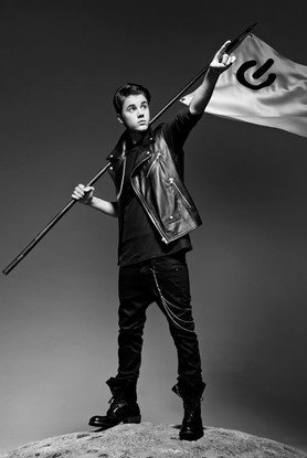 iamthemoonlol's tweet photo. Call your mom and ask if she's heard the new JB album. Tell her it slaps. We collabed on a photoshoot once. https://t.co/u7Do5dQApk