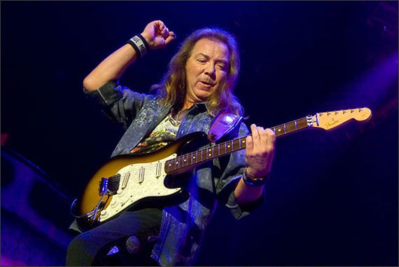 Happy Birthday to British guitarist and long time member of Iron Maiden, Dave Murray, 59 today (23rd December). 
