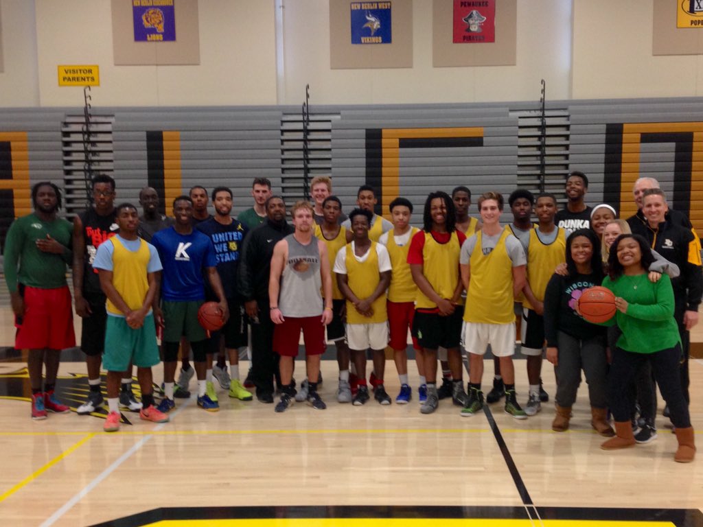 BrownDeerBB's tweet photo. Happy Holidays #alumni #family https://t.co/TlfsKXthWr