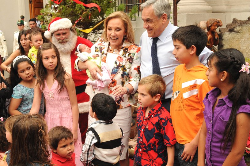 Enviamos un saludo a nuestra ex Primera Dama <a href="/ceciliamorel/">Cecilia Morel Montes</a> y ex Presidente <a href="/sebastianpinera/">Sebastian Piñera</a> ¡Feliz Navidad!