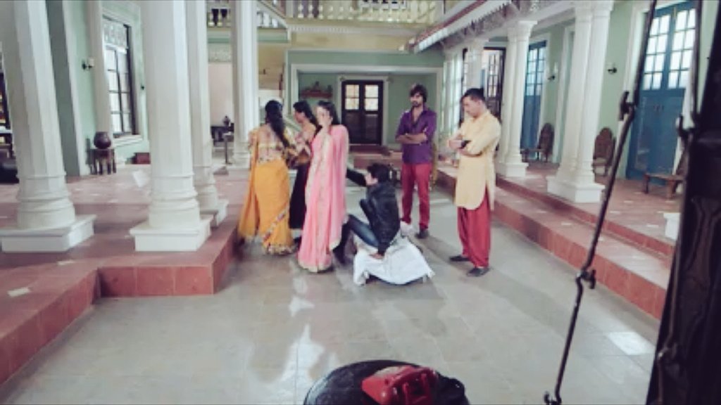 Ayesha_ZaYain's tweet photo. He was doing whole Death Drama for Chanda bt he saved Shradha from falling down👌😭😩
#sherDha 💞
#PiyaRangrezz https://t.co/lz3cutokzL