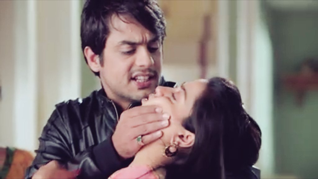 Ayesha_ZaYain's tweet photo. He was doing whole Death Drama for Chanda bt he saved Shradha from falling down👌😭😩
#sherDha 💞
#PiyaRangrezz https://t.co/lz3cutokzL
