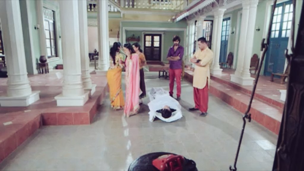 Ayesha_ZaYain's tweet photo. He was doing whole Death Drama for Chanda bt he saved Shradha from falling down👌😭😩
#sherDha 💞
#PiyaRangrezz https://t.co/lz3cutokzL