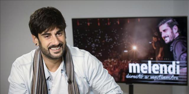 panedinube's tweet photo. "Hace tiempo que en mis noches cuando rozo la locura y al mirarme en el espejo solamente veo dudas" #MelendiEH https://t.co/2tgO5xKHhZ