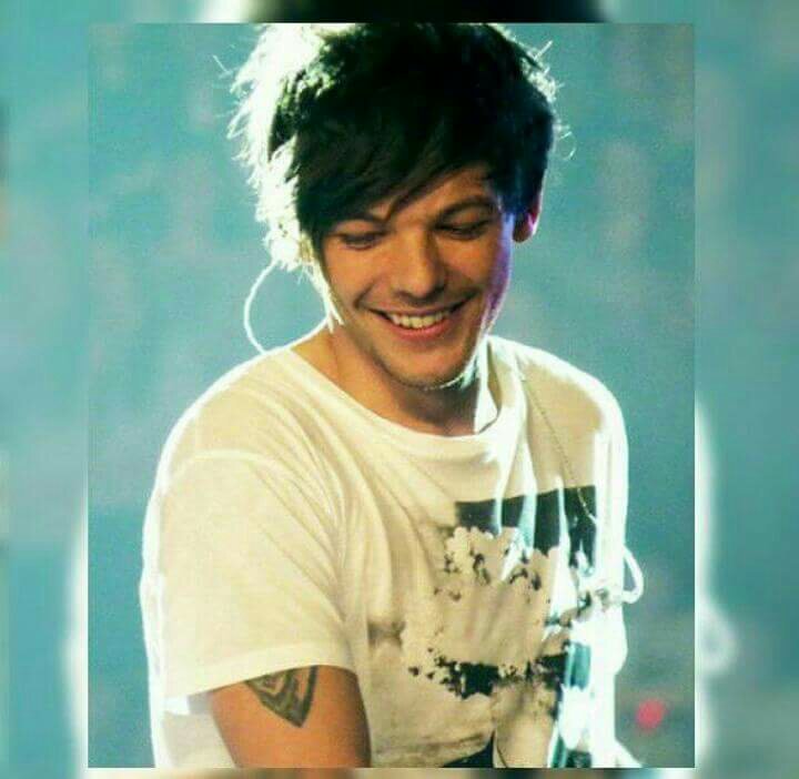 LOUISSSS ! HAPPY BIRTHDAY U\re my Happiness.Your laugh ur Smile Your VOICE is adorble .... .Enjoy 