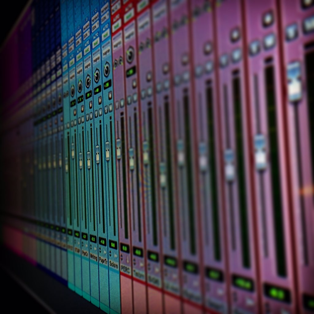 fringepaul's tweet photo. Sometimes you gotta get down to business... #fringeaudio #Production #muzak #phoenixsound https://t.co/qDVtgWTAHl