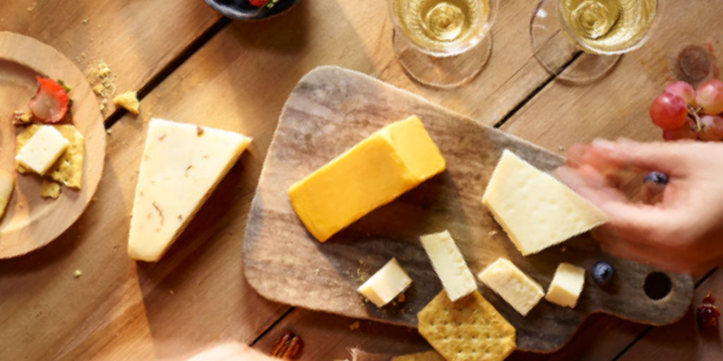 SargentoCheese's tweet photo. Holiday how-to: Match a white #Christmas with a white wine. Pair w/ aged Wisconsin Cheddar, apples &amp; roasted nuts. https://t.co/3kAPOOd3cs