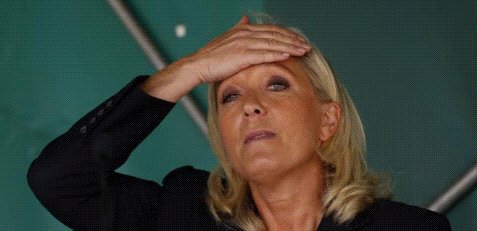 Jade_J0's tweet photo. Chez la Famille Le Pen #NoelEstAnnulé
#FNhorsjeu #FNescrocs https://t.co/PkD5674vMK