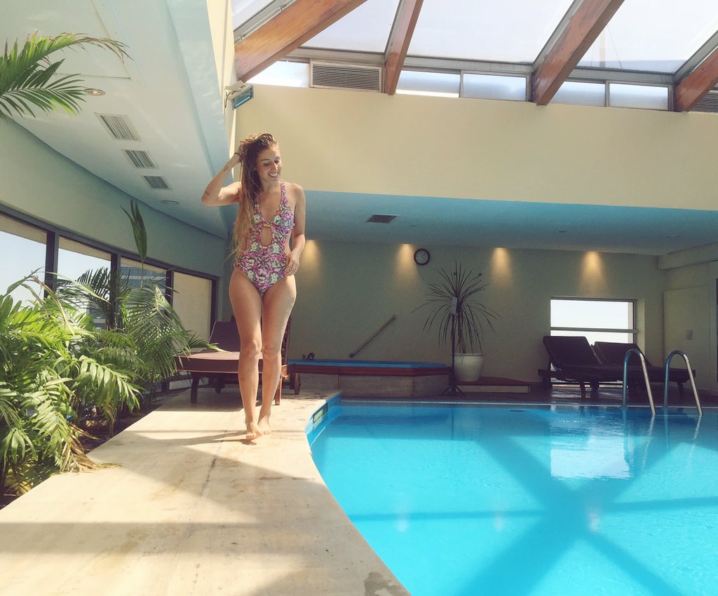 ladanicastror's tweet photo. Yujuu!Pisicina pr terminar el día! Regala experiencias como esta con @BigboxCl  💦🐬 #ElChilenoEnNavidad #FelizNavidad https://t.co/apeLQHWNNG