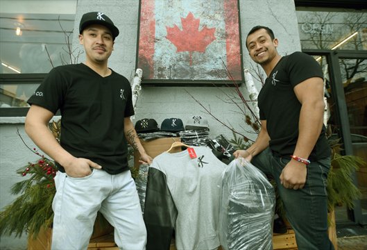 WR_Record's tweet photo. #Waterloo store donates $25,000 in clothing to Syrian refugees https://t.co/rHUiigCNmd https://t.co/tiUxImKifb