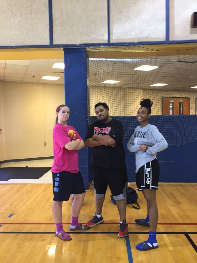 SkyDiggDallas's tweet photo. Got it in with our two 6'0 post 2017 @theoriginalsky_ and 2019 @lynch_macie ! #YeaWeWorking https://t.co/jNnzRVMFGi