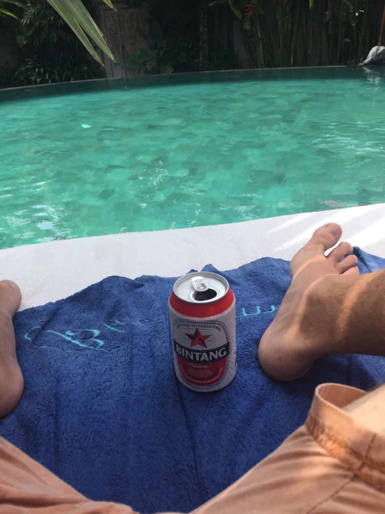 patrickbrowne84's tweet image. Xmas eve chilling! #Bali #bintang #bluekarma #rnr #MerryChristmas #holidays #pool #tan #irishskin #notburntyet