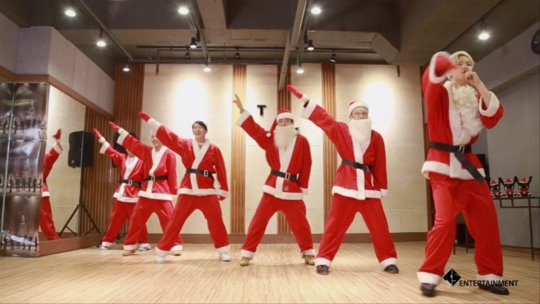 BAPdomination's tweet photo. [PIC] 151224 Naver Starcast bts @ B.A.P Be Happy Dance Practice (Xmas ver) https://t.co/pIwYH0zoHM