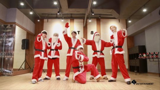 BAPdomination's tweet photo. [PIC] 151224 Naver Starcast bts @ B.A.P Be Happy Dance Practice (Xmas ver) https://t.co/pIwYH0zoHM