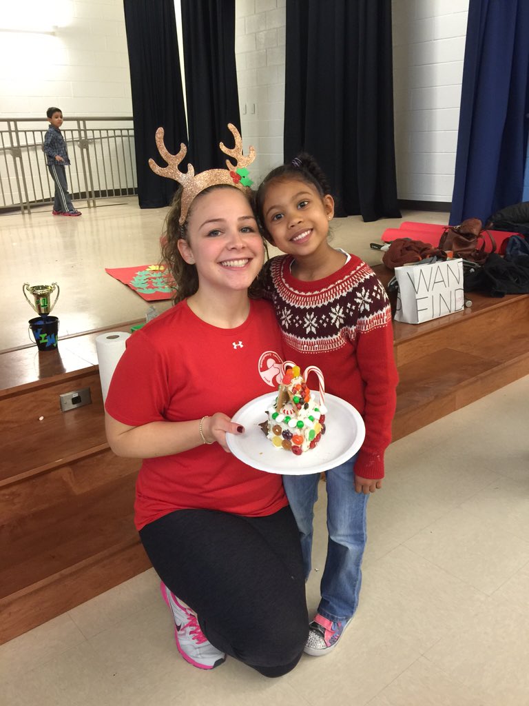 aparsad1's tweet photo. @MissMartinezK @WilsonWimsES Fun afternoon making gingerbread houses! https://t.co/wLfWoVRy89