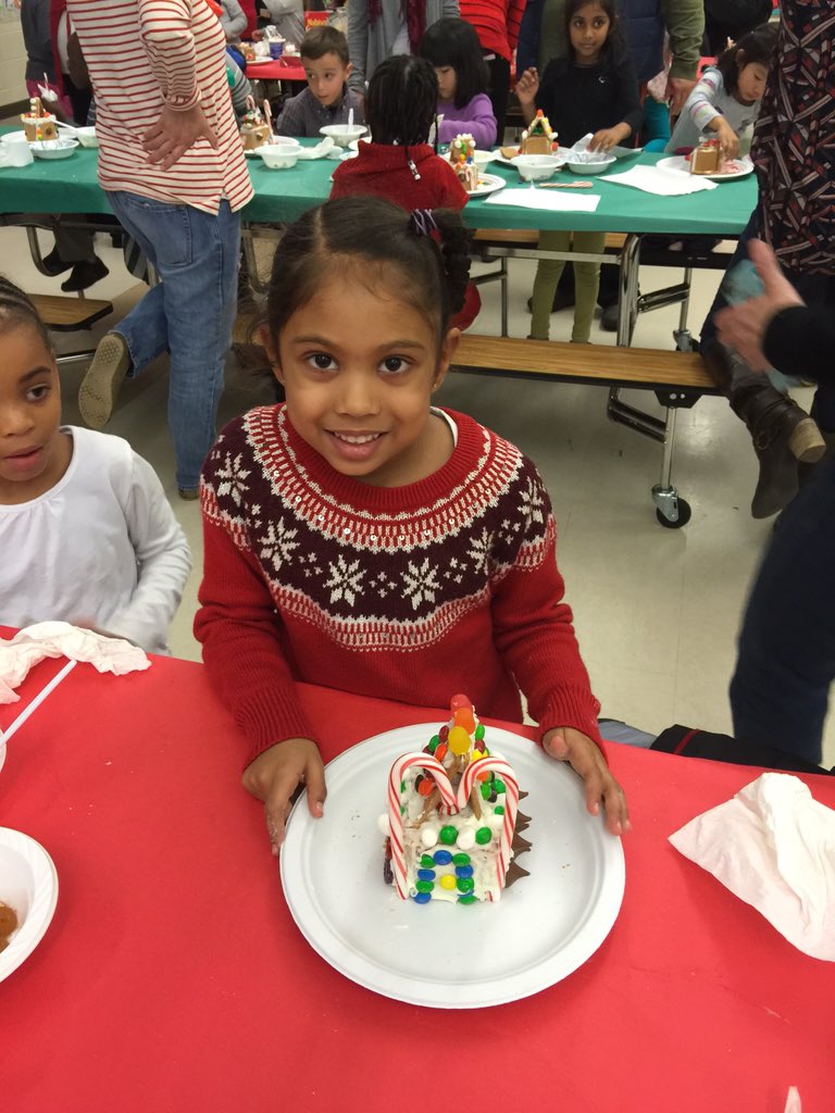 aparsad1's tweet photo. @MissMartinezK @WilsonWimsES Fun afternoon making gingerbread houses! https://t.co/wLfWoVRy89