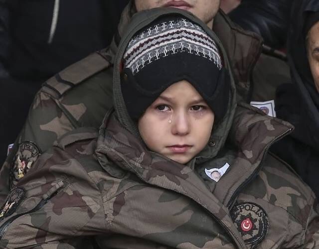 Senin gözyaşı dökerken kaybolmayan o vakur bakışın bile hainlerin kökünü kazımaya yeter. #şehitlerölmez