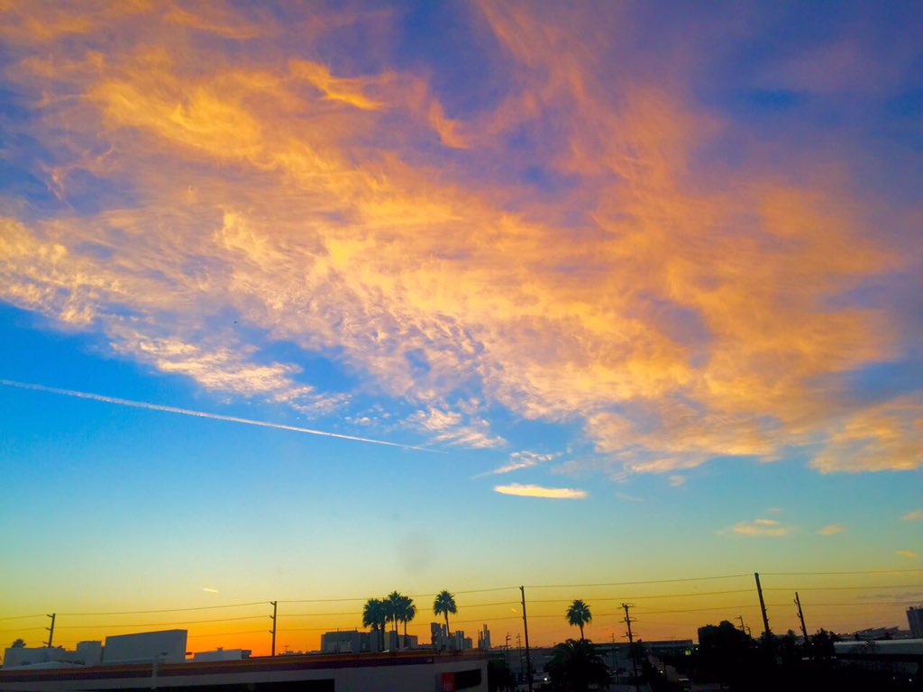 RealBaiLing's tweet photo. So #beautiful #sunset #LA friendpickmeup2best #authentic #ChengDu #restauraut excitedso #hungry Cookie:beautyisinour https://t.co/0j7ZZEWjAR