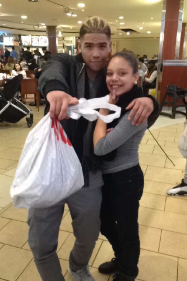 MaritzaMarinax3's tweet photo. Nezy Love x Justin Love ❤️😊 #MerryChristmas #HappiestGirlAlive #HisNumberOneFan #SheWasSoShy #TeamJLove #ThankYouBro https://t.co/i447lvxbmL