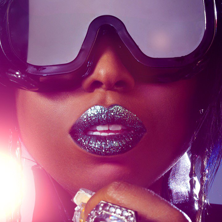 MissyElliott's tweet photo. Happy Holidays watch video from me to u coming soon👉🏾https://t.co/ZZ3RZccSLA https://t.co/g8DUQHcpo9