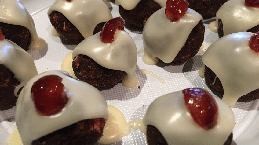 The_Tasty_Cook's tweet photo. Easy-mini-christmas-puddings https://t.co/cepeiAsfA0 https://t.co/P930SvNsC5