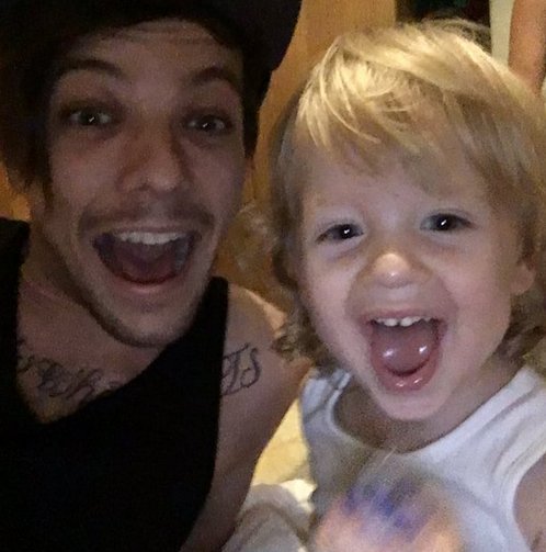 T0mm0May's tweet photo. Tem como não se apaixonar ? ♥ #HappyBirthdayLouis https://t.co/w8d5WS98po