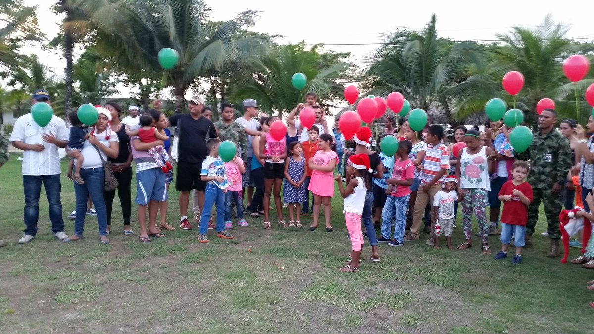 ajmix2012's tweet photo. 8 Novenas de Navidad #BFIM16 @armadacolombia #NavidadPorElAzulDeLaBandera resaltando valor de la familia. https://t.co/qhCqqKLGNi