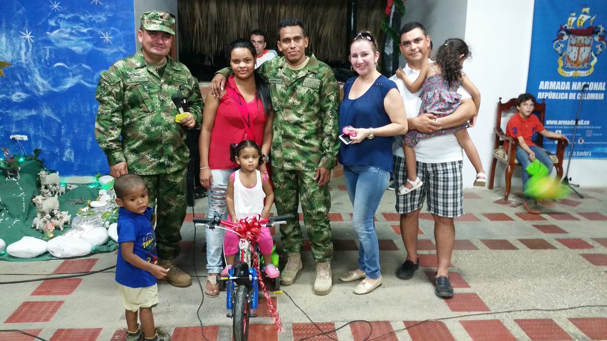ajmix2012's tweet photo. 8 Novenas de Navidad #BFIM16 @armadacolombia #NavidadPorElAzulDeLaBandera resaltando valor de la familia. https://t.co/qhCqqKLGNi