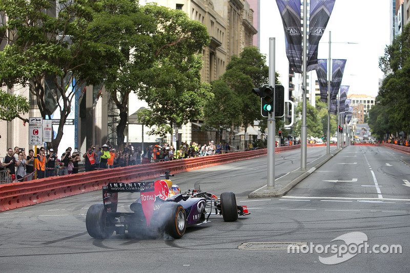 MotorWorksCA's tweet photo. .@danielricciardo burning @pirellisport rubber @redbullracing #PerthSpeedFest. https://t.co/FR9YRO9ihW https://t.co/XdahWIcxK5 @Motorsport