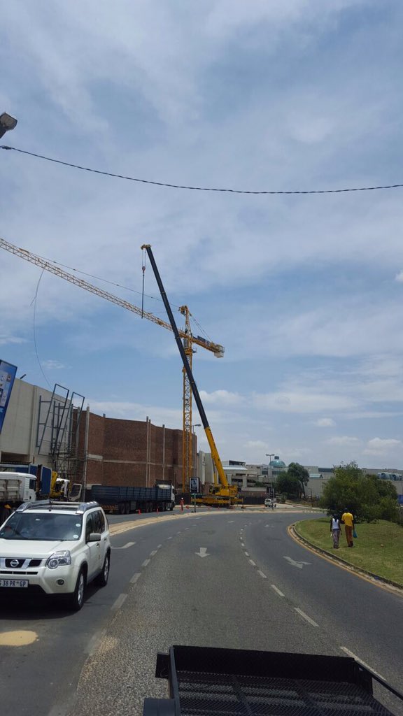 CraneCom1's tweet photo. Removal of a tower with our experienced tower crane crew https://t.co/kmhzSSiR7A