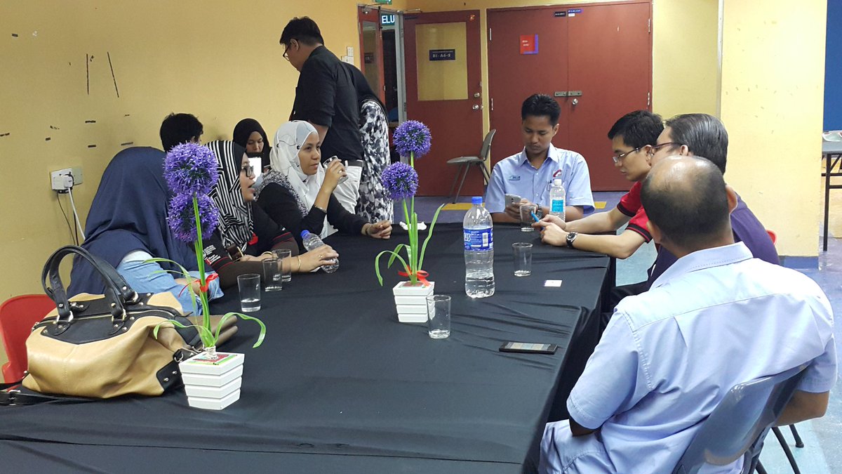 SMFPKAUiTM's tweet photo. Perbincangan sedang dilakukan oleh juri juri jemputan. Semua part 8 harap bersabar ehh? #entday #entrepreneurshipday https://t.co/ED6Omqb2I0