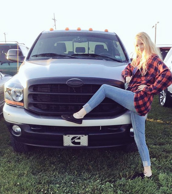 janellemannion's tweet photo. happy 21st to the owner of this dodge. #truckslut https://t.co/WtQubtQJcG