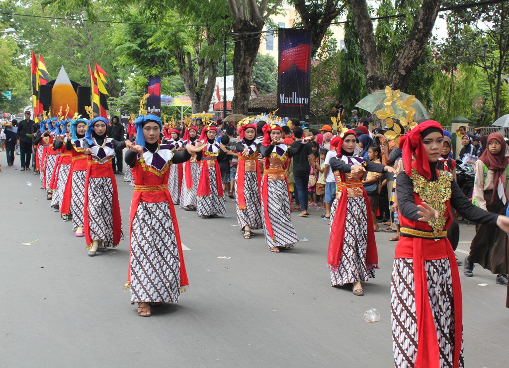 info_Blora's tweet photo. #KirabBudaya #HUTBlora266 [Foto] 15. Tim Kesenian dari SMA Negeri 2 Blora @smada_blora memeriahkan kirab kemarin https://t.co/NeAUlpULnv