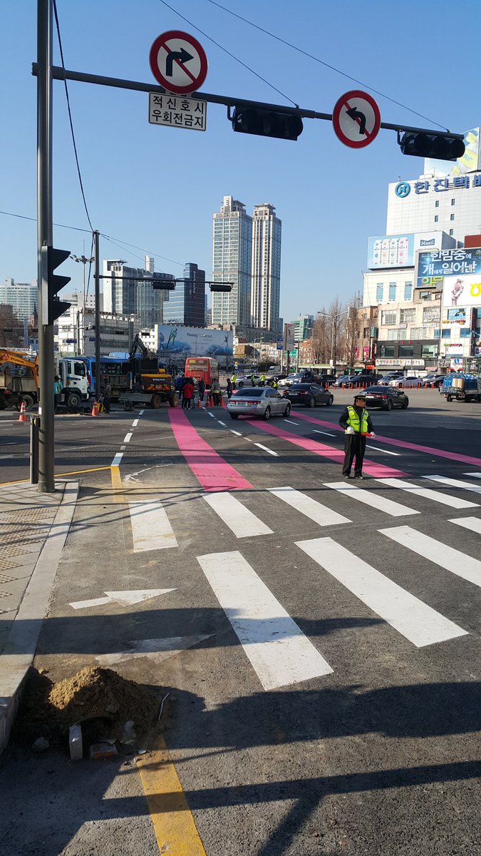 ##서울역 고가 폐쇄 준비 작업중. 고가를 대신할 우회 직진차로 만드는 중. 내일부터는 서울역 고가 대신 우회차로로만 이용 가능