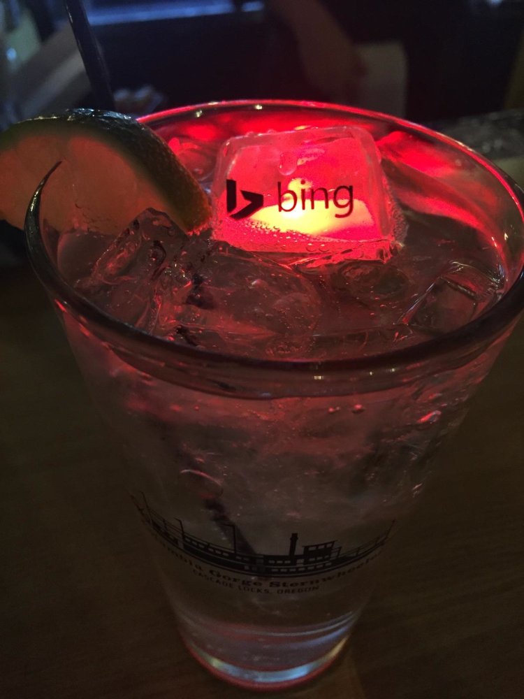 BingElizabethP's tweet photo. Amazing holiday party #Bing style with @logicalposition! #BingAds #Holidayboatparade https://t.co/D8YdBQPBeD